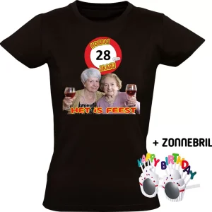 Hoera 28 jaar! Het is feest Dames T-shirt + Happy birthday bril – verjaardag – jarig – 28e verjaardag – oma – wijn – grappig