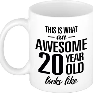 This is what an awesome 20 year old looks like – cadeau koffiemok – beker – 300 ml – verjaardag 20 jaar – kado mok / beker