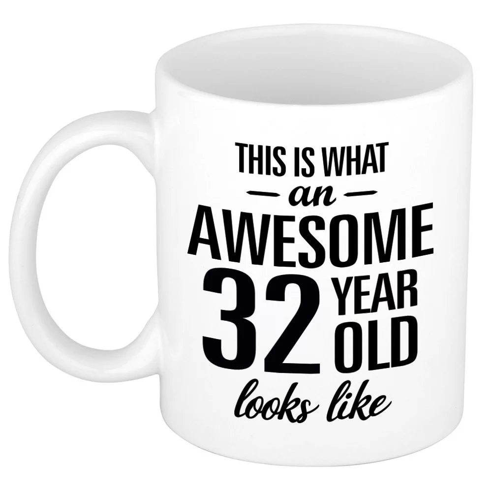 This is what an awesome 32 year old looks like – cadeau koffiemok – 300 ml – verjaardag 32 jaar